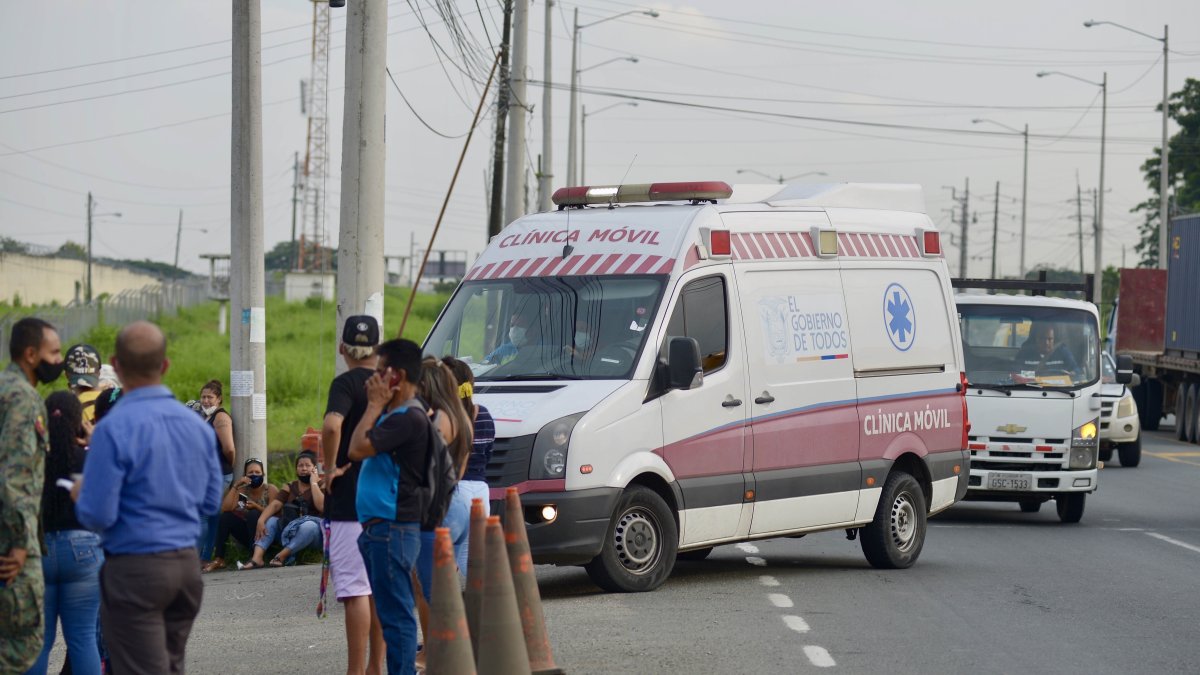 Una ambulancia llega a la prisión de Guayaquil luego de los actos de violencia que dejaron reclusos muertos en varias prisiones de Ecuador.