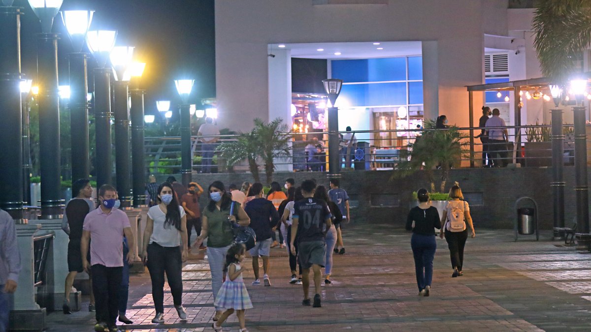 Puerto Santa Ana llama a caminantes y atrae por sus locales diversos.