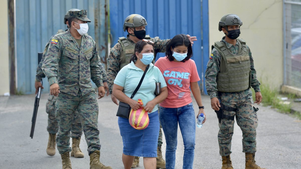 Familiares de los reclusos esperan ayer información sobre sus seres queridos frente al Centro de Privación de Libertad Zonal 8, una de las cuatro cárceles ecuatorianas donde este martes se produjeron motines, en Guayaquil.