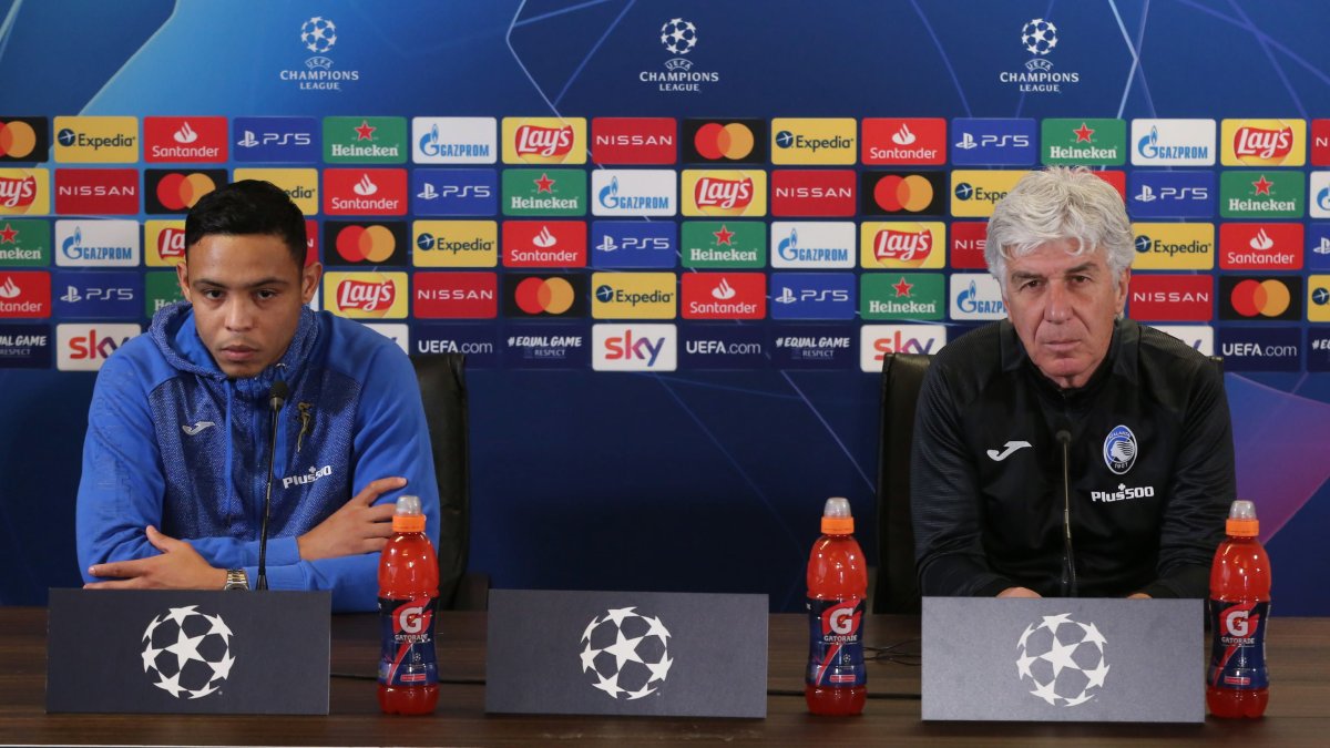 El entrenador italiano, Gasperini (d) fue a la rueda de prensa junto al colombiano Muriel.