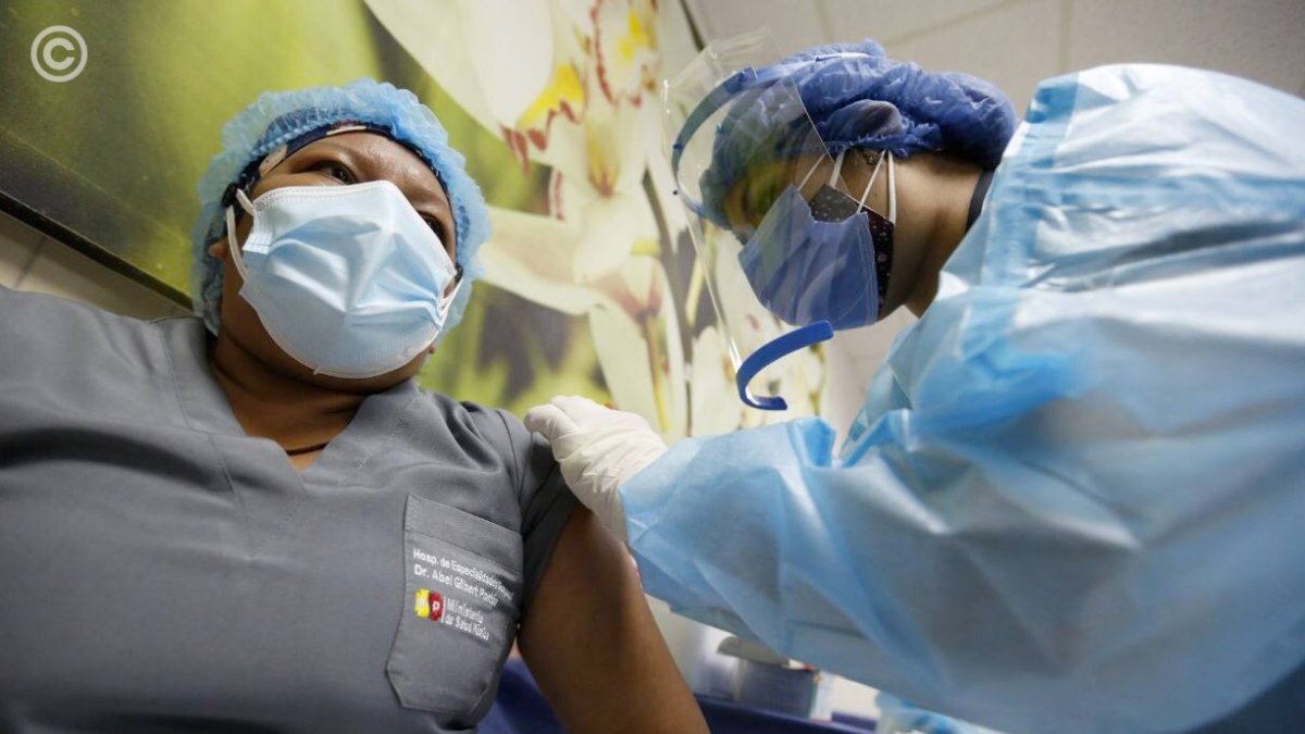 Personal del hospital Guayaquil ya fue vacunado con las dosis de Pfizer.