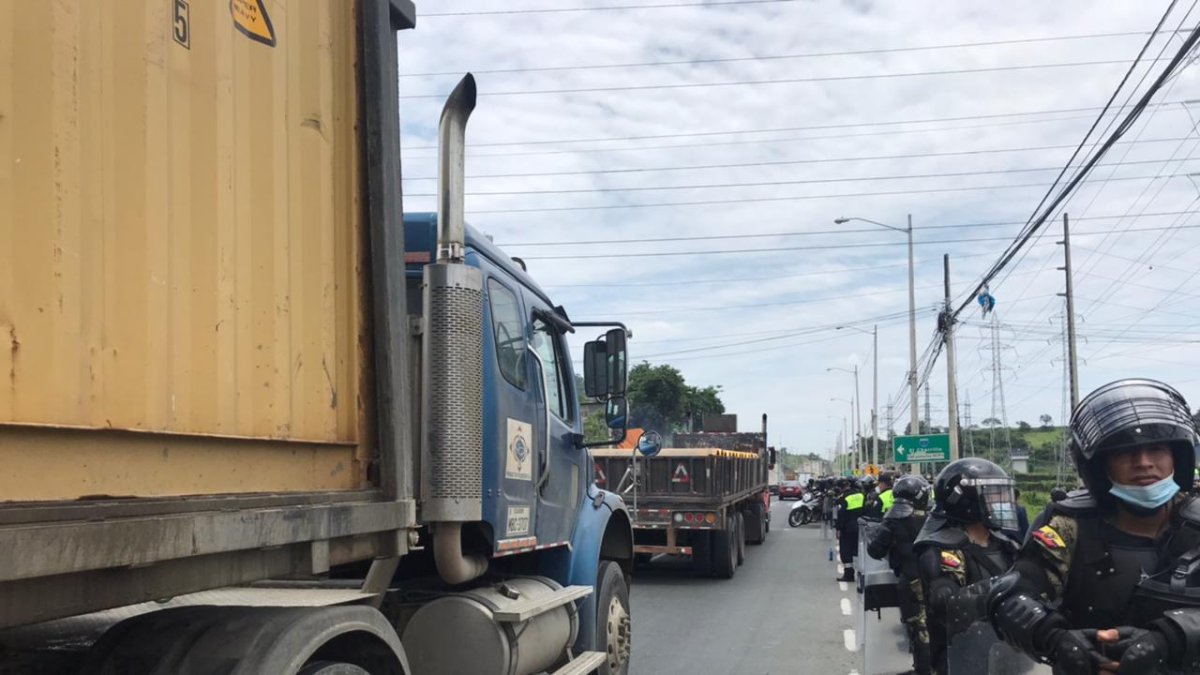 Pese a que los cierres en la vía no duran más de dos horas, dice el coronel, el tráfico en los últimos días en esta vía se ha tornado intenso.