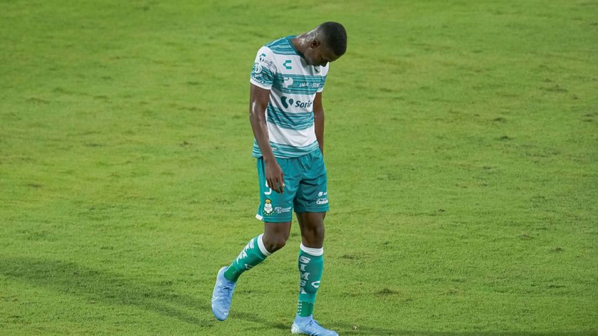 Félix Torres salió de la cancha visiblemente afectado por lo ocurrido.