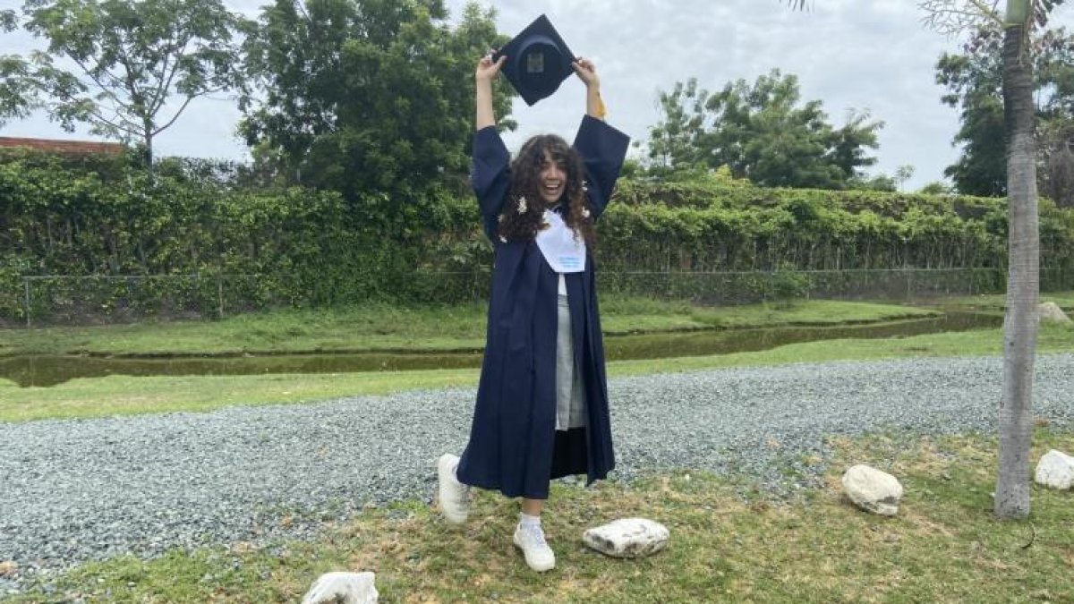 Camila Morocho fue la más original de sus compañeros, lució flores en su pelo y zapatos de caucho