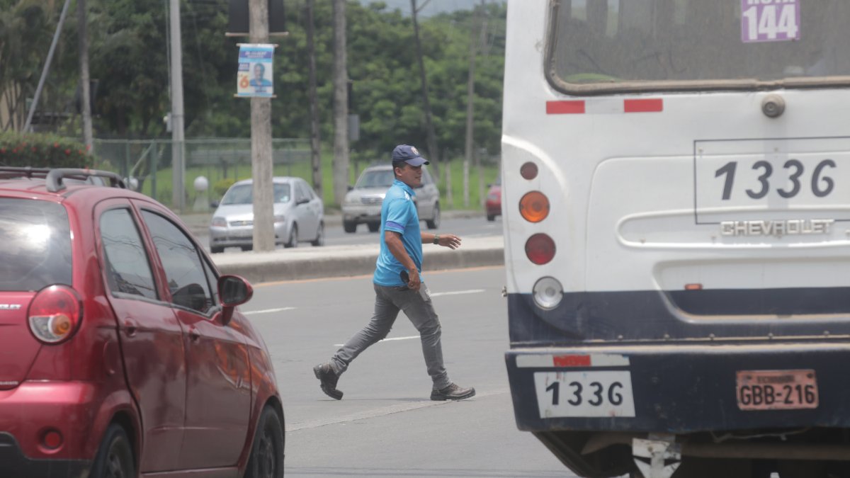Vehículos pesados. Los peatones a diario intentan cruzar zigzagueando los vehículos livianos y pesados que circulan por la vía a Daule. Por la arteria circulan buses, camiones y hasta tráileres