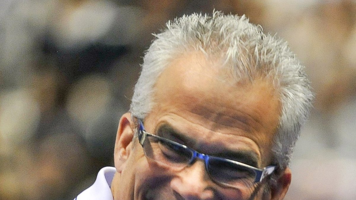 Fotografía de archivo del exentrenador estadounidense John Geddert en el Mundial de gimnasia artística el 13 de octubre de 2011 en Tokio (Japón).