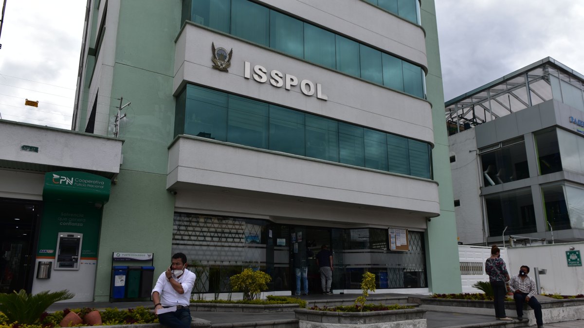 Exteriores del Instituto de Seguridad Social de la Policía (Isspol), en la capital. 