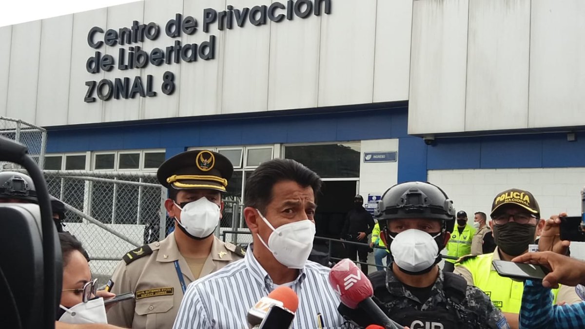 El ministro de Gobierno, Patricio Pazmiño, durante la rueda de prensa en los exteriores del del Centro de Privación de Libertad Zonal 8.