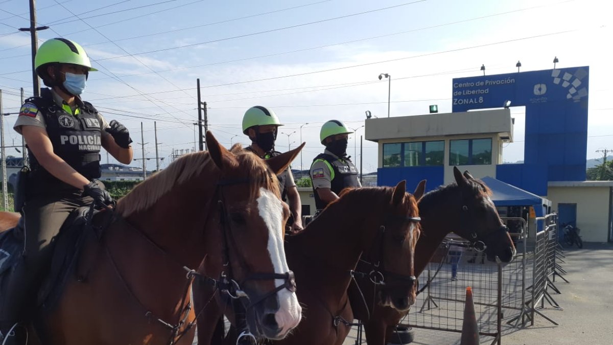 Personal de la Policía Nacional en los exteriores del Centro de Privación de Libertad Zonal 8.