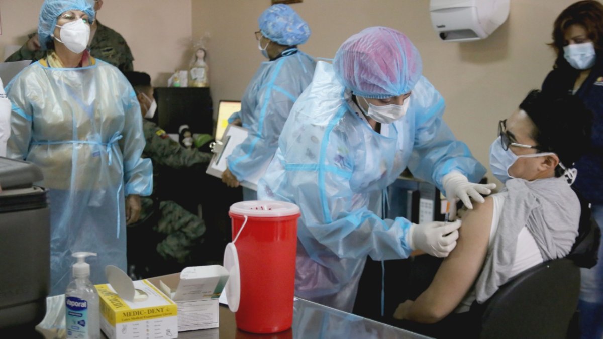 Acción. Abogados buscan conocer a quién se vacunó.