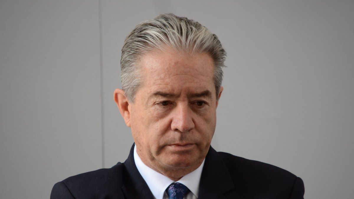 Quiteño de 62 años de edad. Médico, especialista en epidemiología, entrenado en los Centros para Control y Prevención de Enfermedades (CDC) de Estados Unidos.