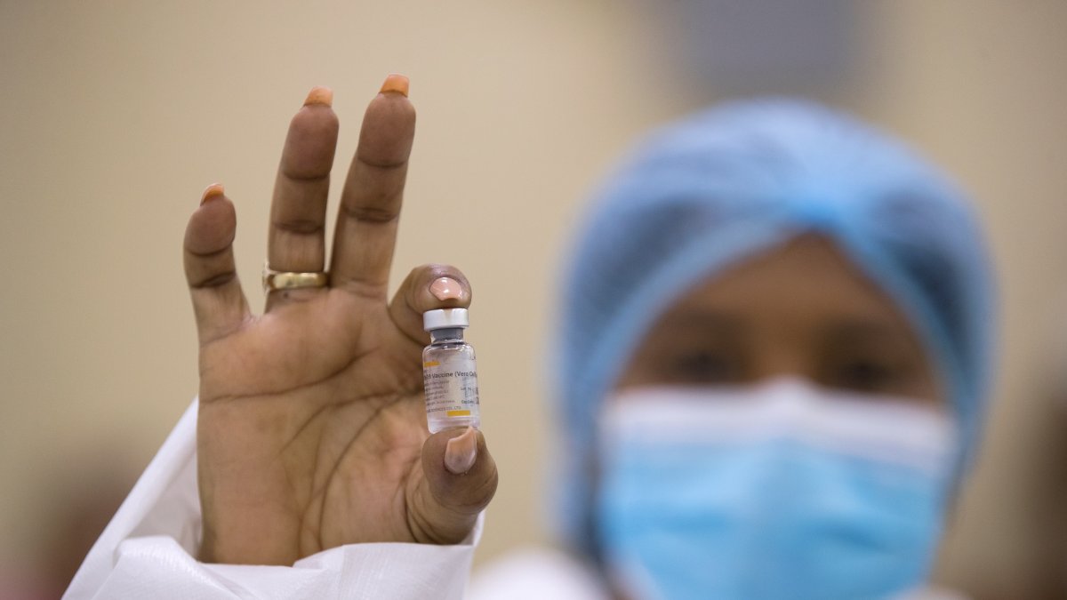 Una enfermera muestra una dosis de la vacuna Sinovac contra la covid-19, durante una jornada de experiencia piloto para inmunizar a 80 maestros, en Santo Domingo.