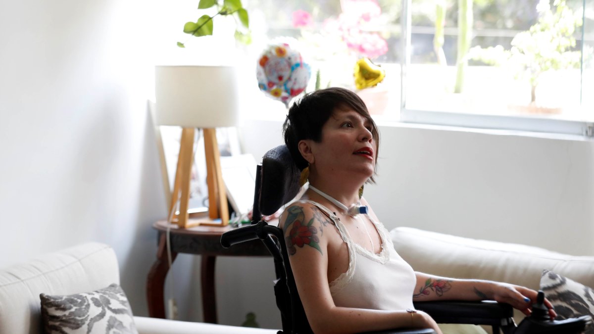 Ana Estrada, mujer que sufre de polimiositis, enfermedad degenerativa muscular durante una entrevista.