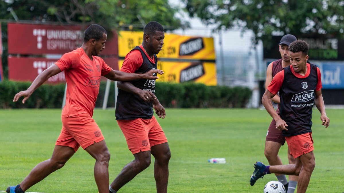 Byron Castillo (d), lateral de Barcelona, se alista para arrancar de titular ante Técnico, mientras Gabriel Cortez irá al banquillo.