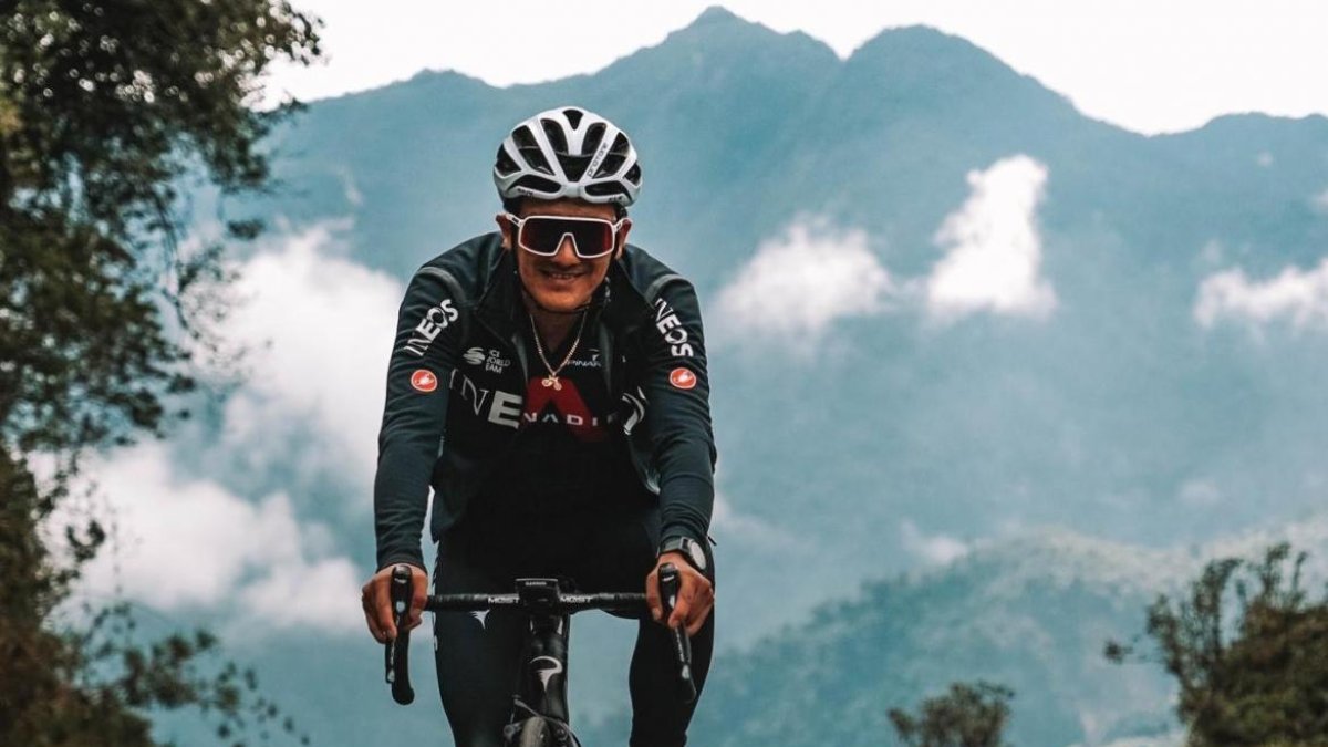 Richard Carapaz, ciclista tricolor del Ineos, y las montañas ecuatorianas de fondo.