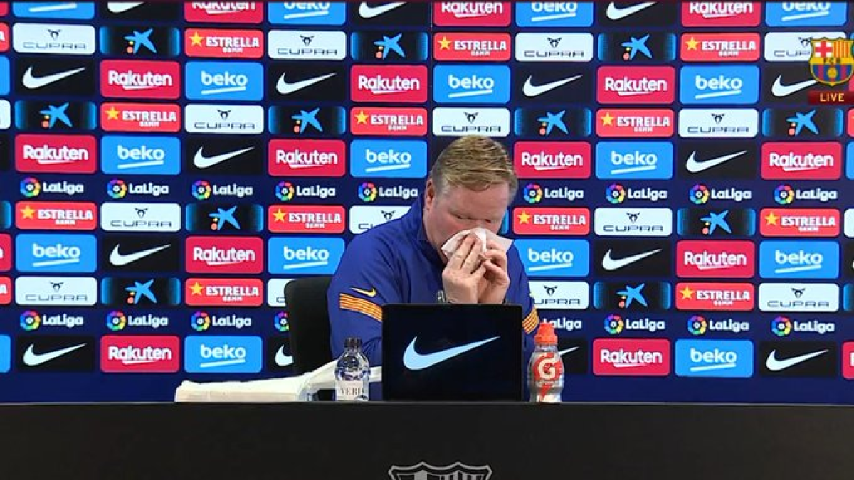 Ronald Koeman, entrenador del FC. Barcelona, detiene su sangrado con un panuelo.