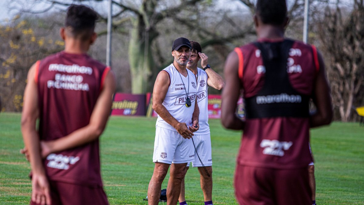 Fabián Bustos (c), entrenador de Barcelona, alista su equipo para el duelo de la sexta fecha.