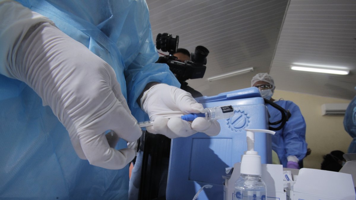 El Gobierno británico ha sugerido que los datos que ha ido proporcionando hasta ahora el programa de vacunación en el Reino Unido indican que su decisión de retrasar tres meses la segunda dosis de la vacuna, puede ser efectiva.