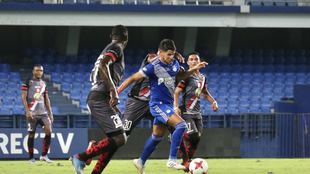 Facundo Barceló (c) ha mostrado cosas interesantes en Emelec.