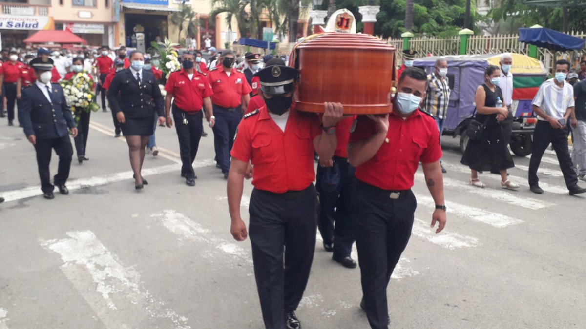 Los compañeros del Coronel Ayala, lo cargaron por varias calles de Santa Lucía.