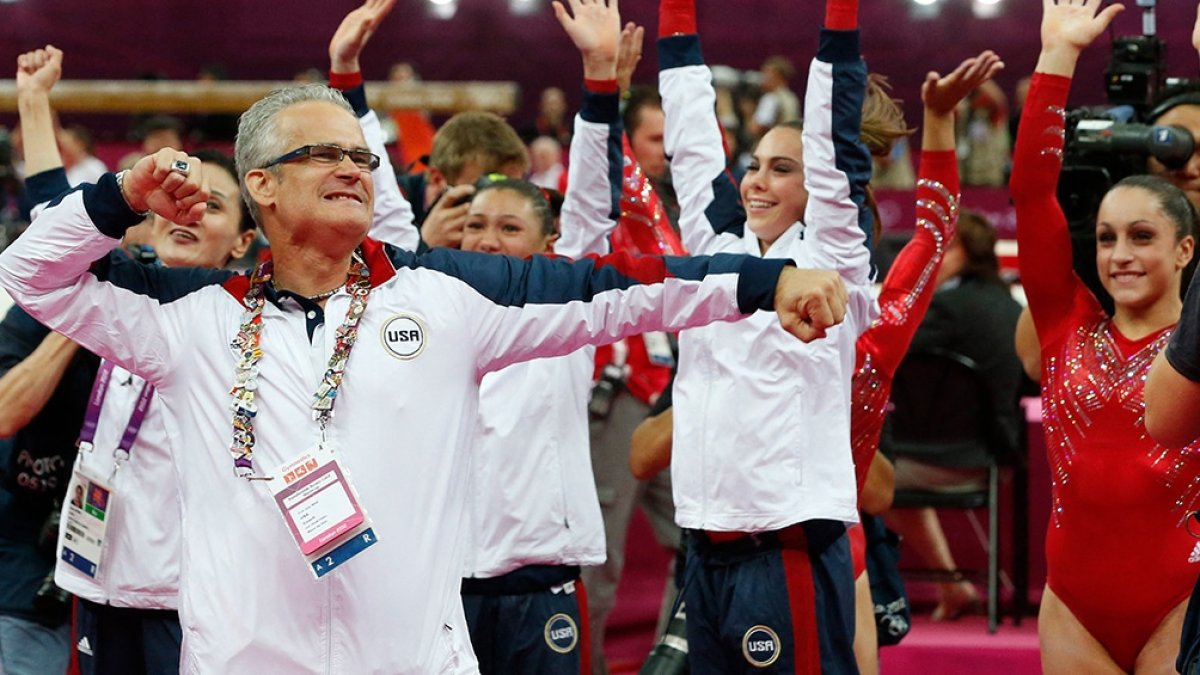John Geddert con el equipo de gimnasia de Estados Unidos que entrenó y ganó oro en los Juegos Olímpicos de Londres 2012.