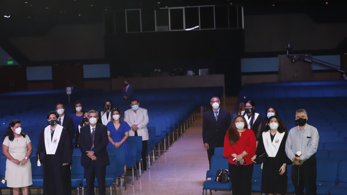 En un local con asientos para 2.000 personas, Copol recibió a sus bachilleres en grupos no mayor a 17 estudiantes.