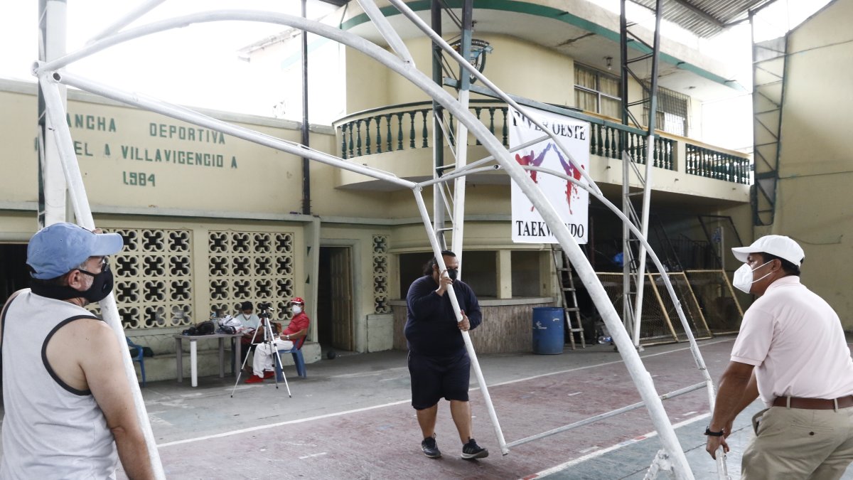Participación. Socios, dirigentes y particulares colaboran para mantener listo el escenario para la jornada que se desarrollará hoy en el club del suroeste de la ciudad.