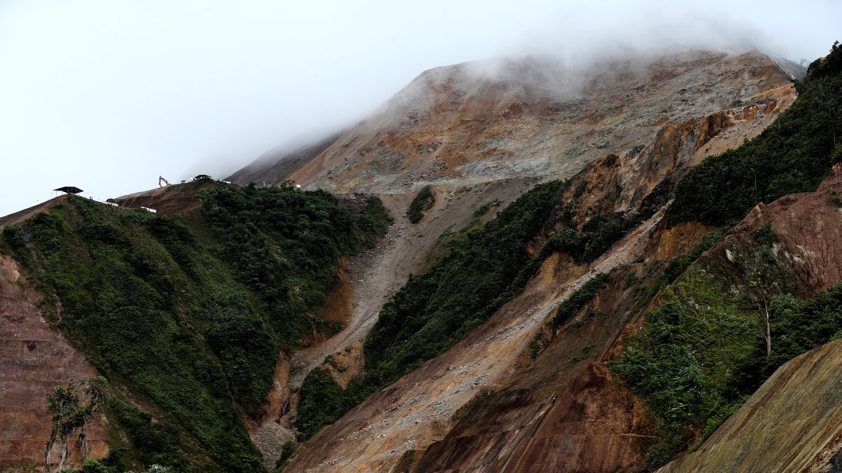 Fotografía del 18 de julio de 2019 del exterior montañoso de una mina en la provincia de Tundayme (Ecuador).