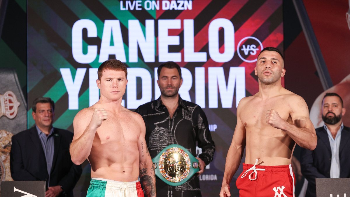 Saúl 'Canelo' Álvarez y Avni Yildirim tuvieron un primer acercamiento este viernes 26 de febrero durante el pesaje oficial, en Miami.