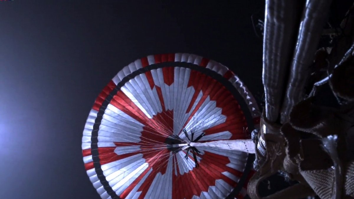 Despliegue de los paracaídas de la sonda Perseverance, durante su descenso el 18 de febrero de 2021 en Marte.