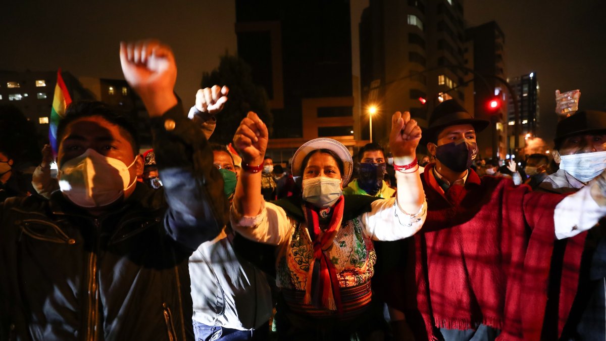 Simpatizantes del candidato presidencial Yaku Pérez protestando a los exteriores del Consejo Nacional Electoral, hoy en Quito (Ecuador).