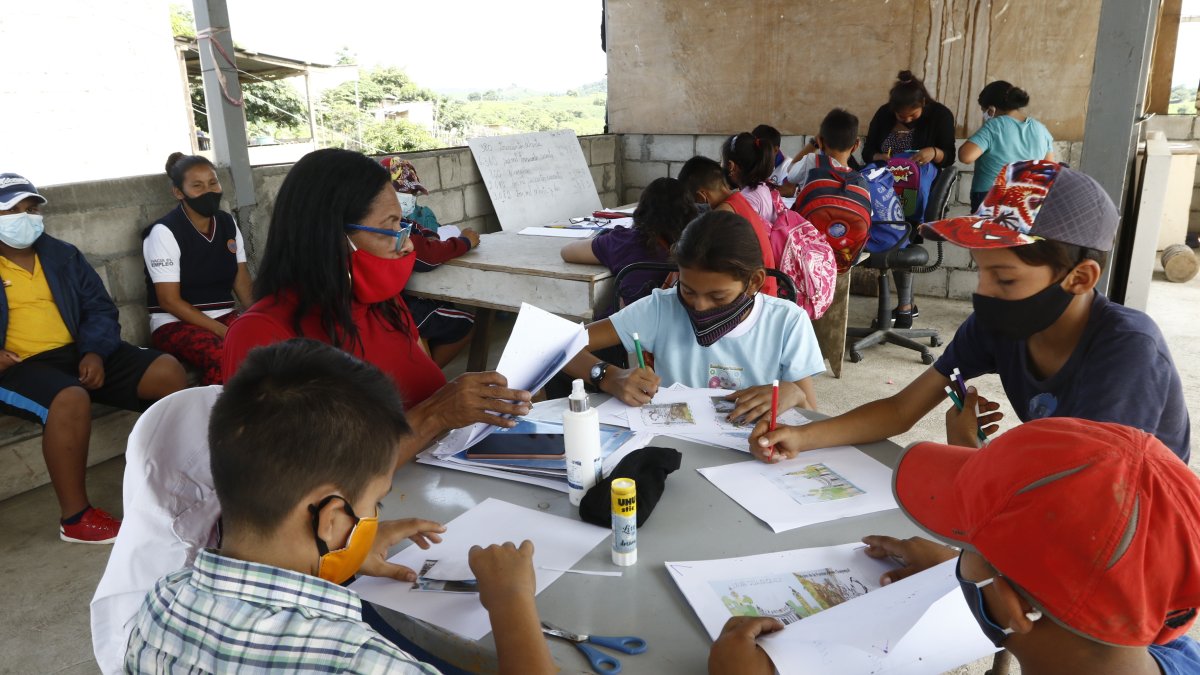La terraza de casa, en construcción, ha sido adaptada para recibir a decenas de estudiantes que no quieren perder el año.