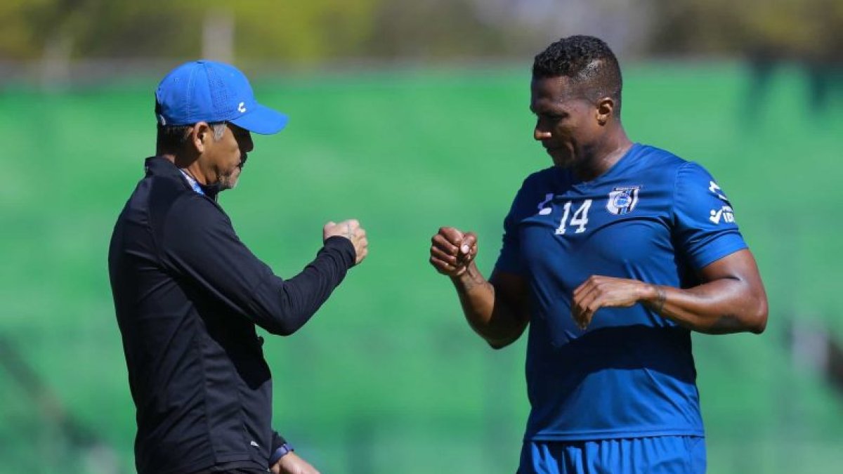 El DT de Querétaro (i), siente a Valencia (d) como un aliado en el equipo, pues su presencia inspira experiencia al resto de sus compañeros.