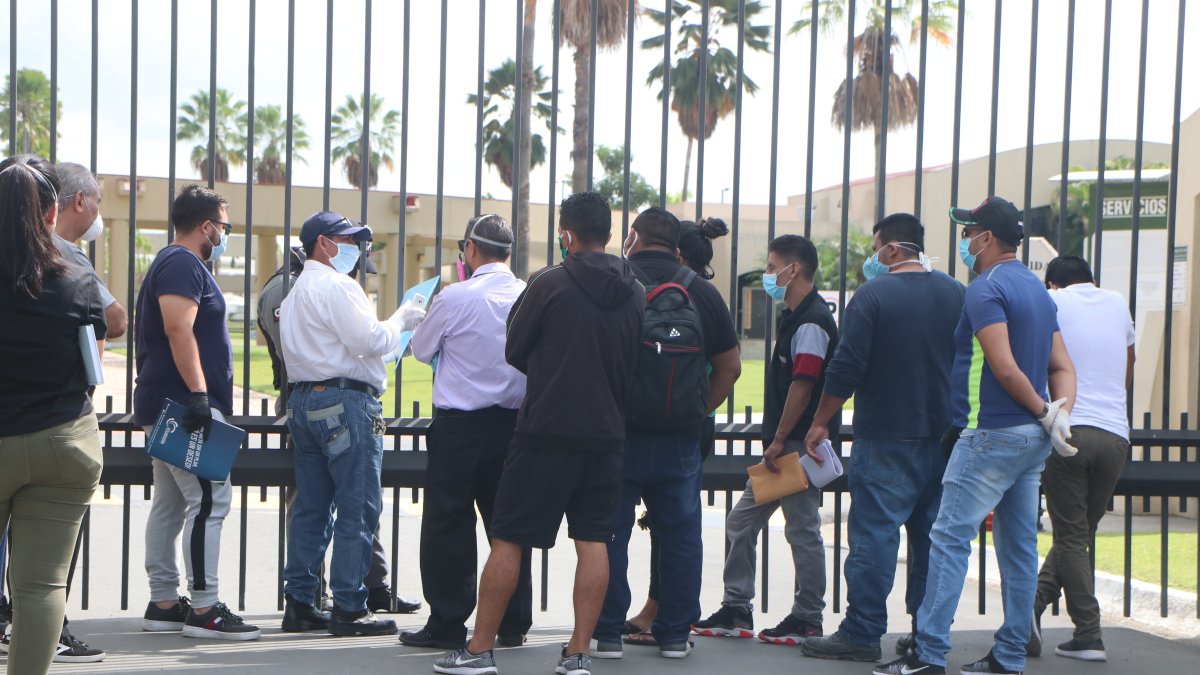 Hace casi un año, familiares esperaban por horas noticias de sus fallecidos en el Parque de la Paz.