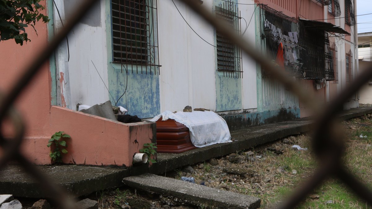 A inicios de abril, los ataúdes eran dejados en los exteriores de los domicilios ante el colapso del sistema funerario.