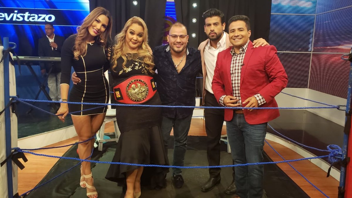 Alejandra Jaramillo, Kathy Elisa, Adolfo Olivares, Efraín Ruales (+) y Henry Bustamante en el set de En contacto.