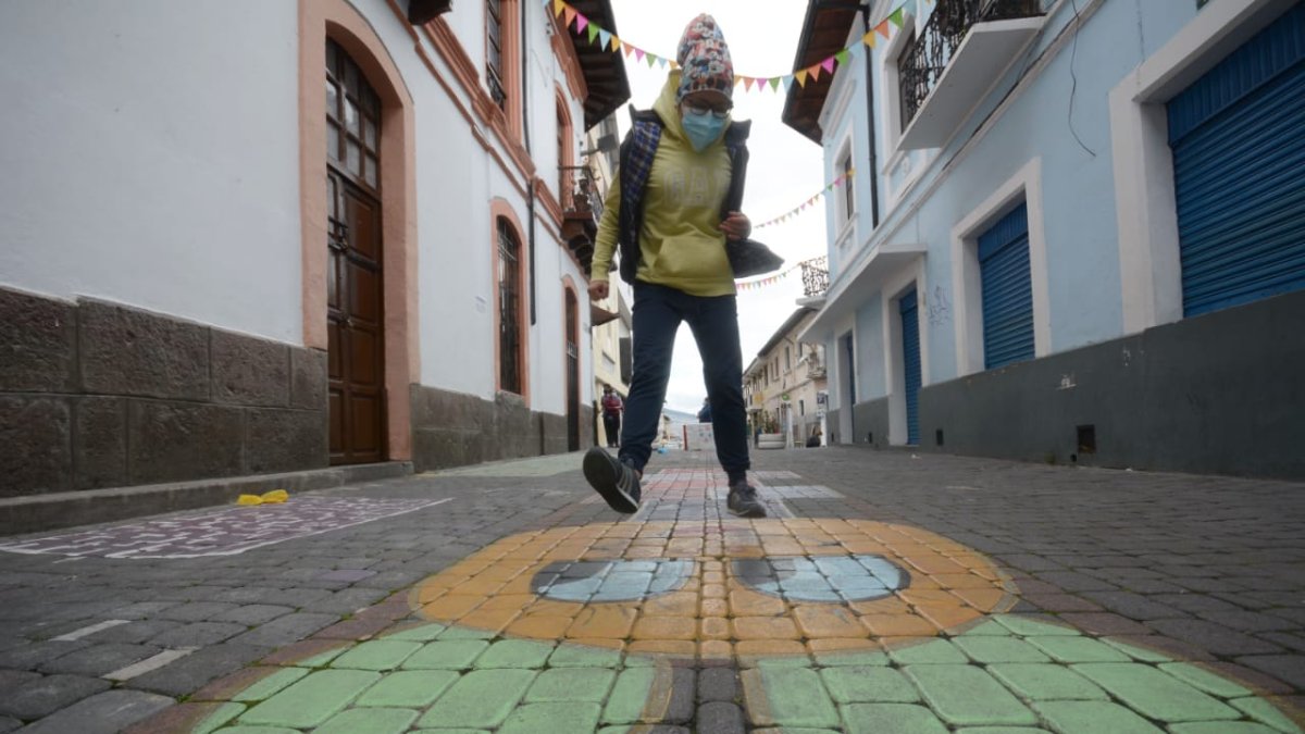 Tradiciones. En las calles del barrio San Blas se pintaron frases típicas y juegos tradicionales para recuperar el espacio público de la capital.