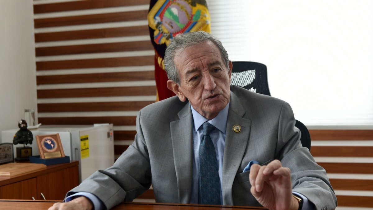 Reparos. El ministro de Defensa Oswaldo Jarrín no está de acuerdo con la propuesta de los bonos azules.