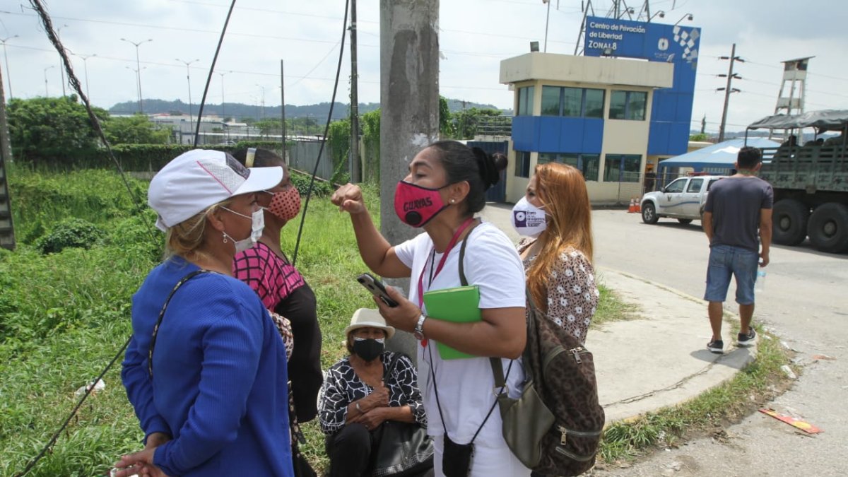 Información. Familiares de los presos solicitaban datos de su ubicación.