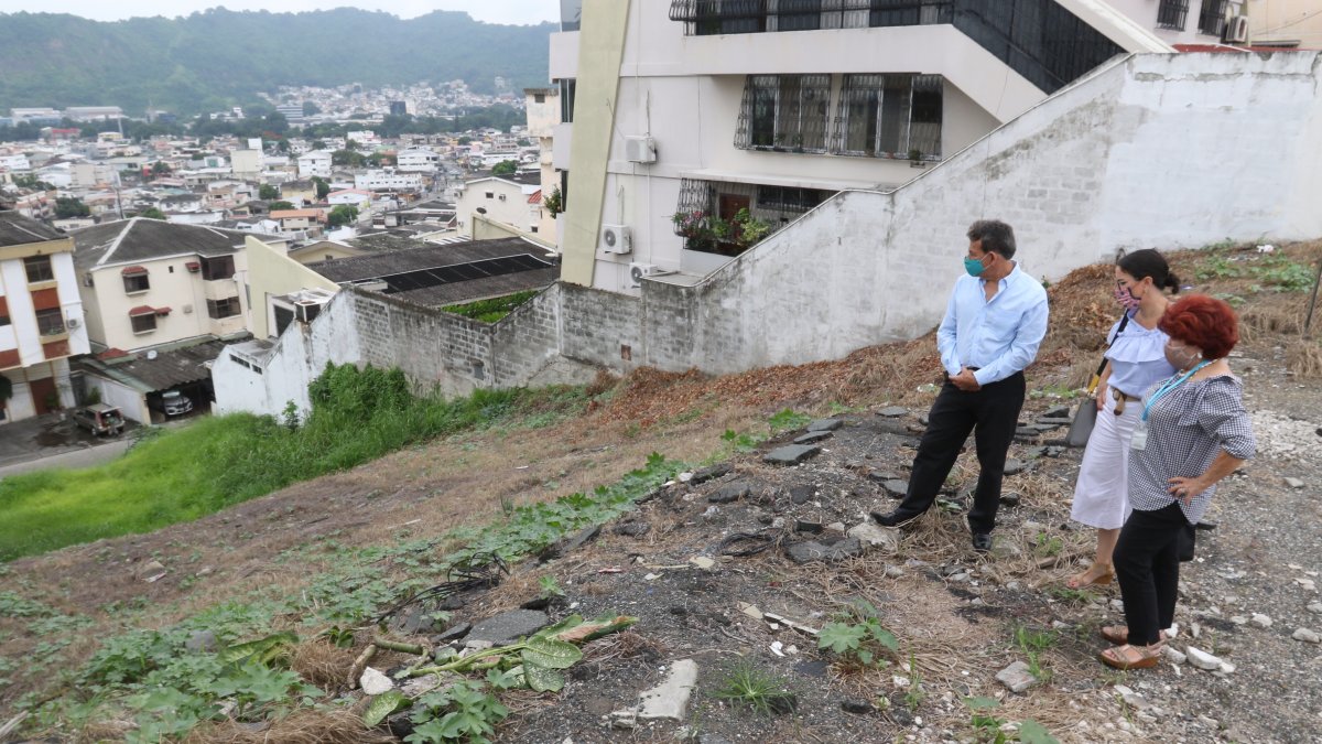 Problema. En la calle Olmos hay un terreno baldío que preocupa a los residentes, pues es utilizado como botadero de basura y escombros.