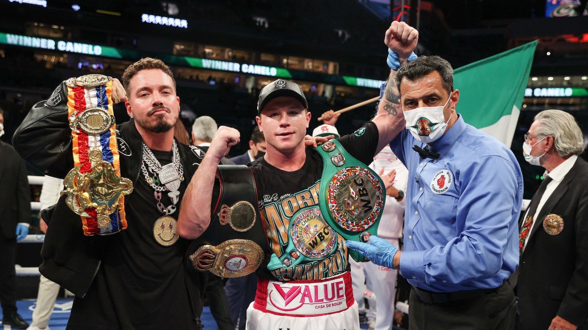 Campeón. Saúl ‘Canelo’ Álvarez estuvo acompañado en la premiación por J Balvin (i).