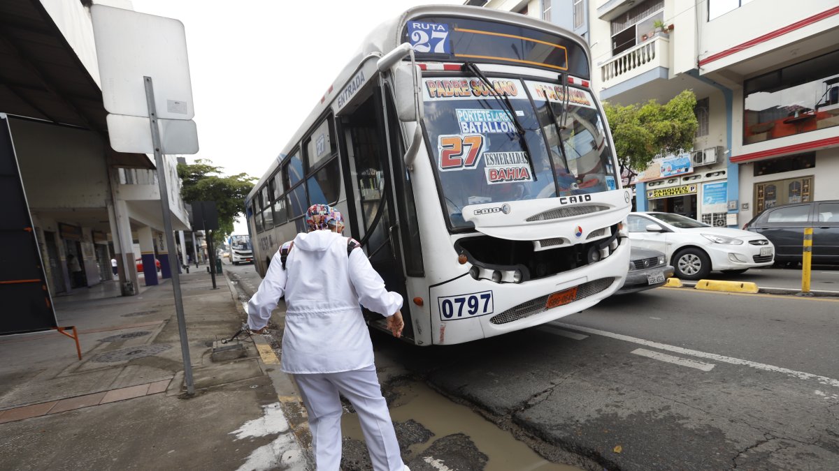 Calle Esmeraldas. Esta escena es común en varios tramos de la vía.Guayaquil-Ecuador
Agencia (ag-expreso)