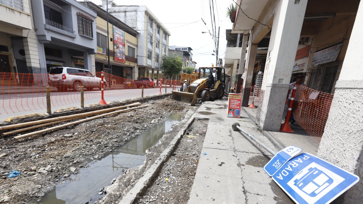 En la calle Rumichaca se realizan trabajos de alcantarillado.