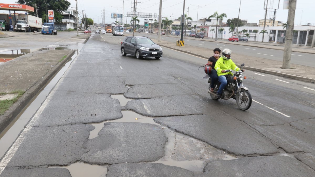 venida 25 de Julio. Por el estado en el que se encuentra la vía, ni los buses ni los autos pueden circular. Incluso para el peatón es complicado cruzar.