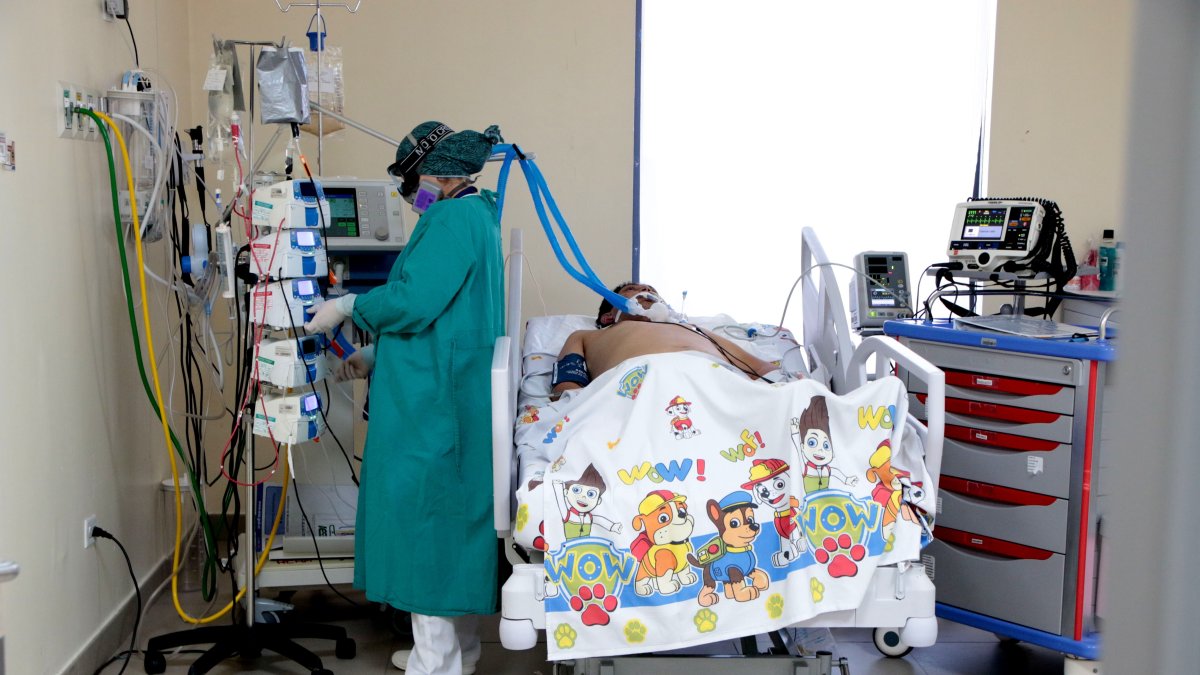 En Quito, las UCI de los hospitales públicos y privados permanecen llenas.