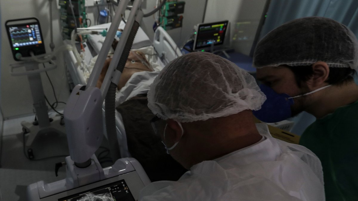 Médicos observan una imagen de rayos x de un paciente con coronavirus en la UTI del hospital de Campaña de Riocentro, en la zona oeste de Río de Janeiro.