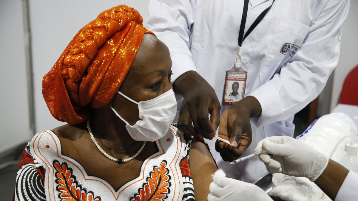 Costa de Marfil lanza la primera campaña de vacunación a través de COVAX.