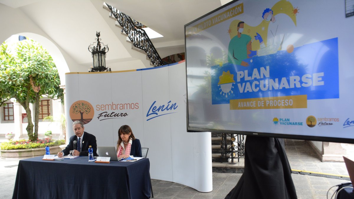 Juan Carlos Zeballos en rueda de prensa acerca de a distribucion de las vacunas Pfizer.