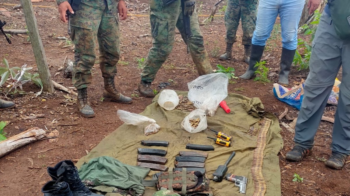 Material. Militares hallaron en el sector de La Cadena en San Lorenzo armas, municiones, uniformes militares,