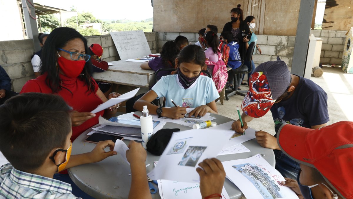 En Guayaquil, las clases seguirán desde casa, den medio de la angustia de cientos de niños que buscan las formas de ganar el año.